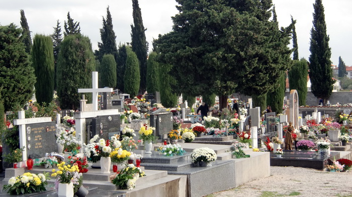 Usprkos jakom jugu, gradsko groblje Belafuza danas je zasjalo toplim bojama cvijeca i svijeca kojima su gradjani ukrasili posljednja pocivalista svojih najdrazih, Foto: Mladen Malik Usprkos jakom jugu, gradsko groblje Belafuza danas je zasjalo toplim bojama cvijeca i svijeca kojima su gradjani ukrasili posljednja pocivalista svojih najdrazih, Foto: Mladen Malik