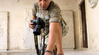 Fotograf Stephan Lupino ovih dana u Zadru u svom ateljeu izrađuje drvene skulpture i križeve, foto: Filip Brala