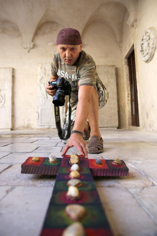 Fotograf Stephan Lupino ovih dana u Zadru u svom ateljeu izrađuje drvene skulpture i križeve, foto: Filip Brala
