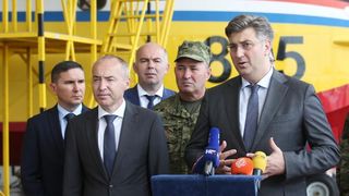 Plenković i Krstičević posjetili zračnu bazu Zemunik i protupožarnu eskadrilu Plenković i Krstičević posjetili zračnu bazu Zemunik i protupožarnu eskadrilu