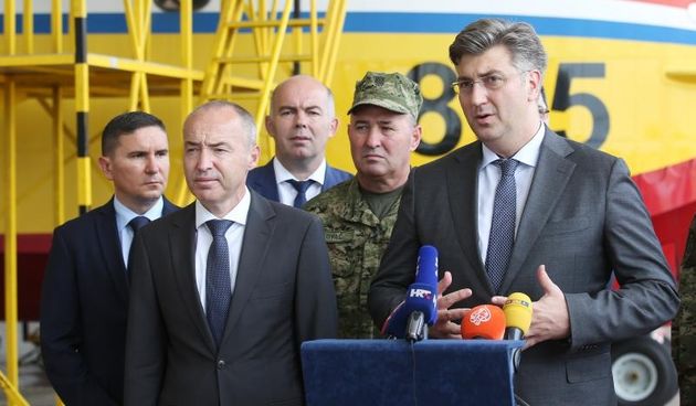 Plenković i Krstičević posjetili zračnu bazu Zemunik i protupožarnu eskadrilu