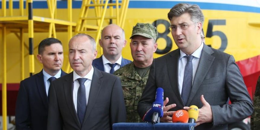 Plenković i Krstičević posjetili zračnu bazu Zemunik i protupožarnu eskadrilu