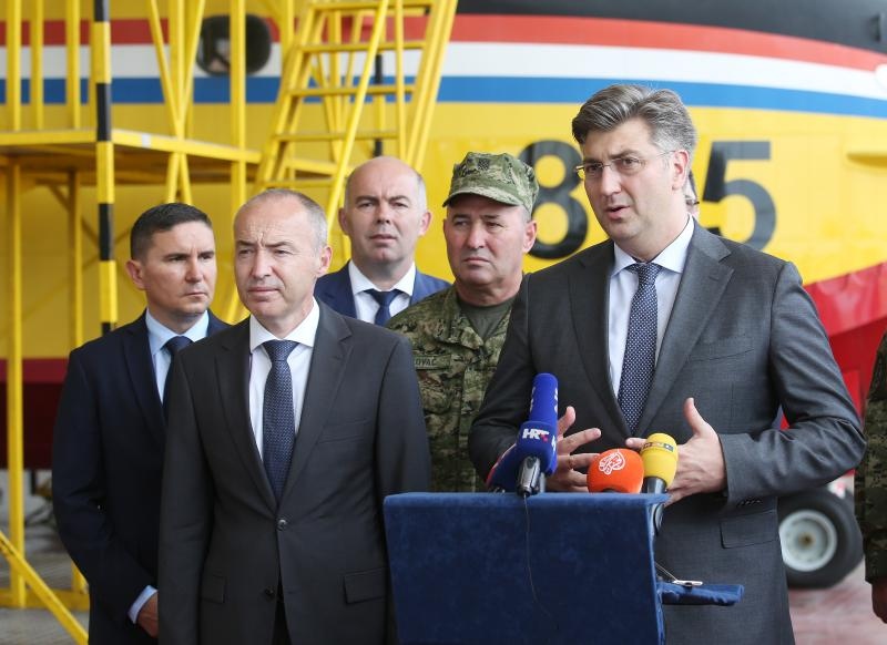 Plenković i Krstičević posjetili zračnu bazu Zemunik i protupožarnu eskadrilu Plenković i Krstičević posjetili zračnu bazu Zemunik i protupožarnu eskadrilu