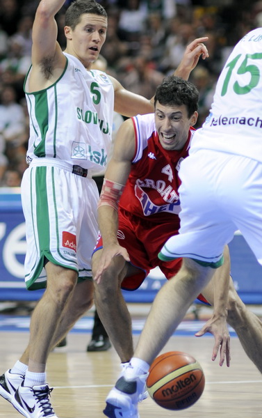 Katowice, 180909.
Dvorana Sport Arena Spodek.
Europsko prvenstvo u kosarci u Poljskoj, cetvrtfinale izmedju Slovenije i Hrvatske.
Na slici: Roko Leni Ukic.
Foto: Drago Sopta  / CROPIX