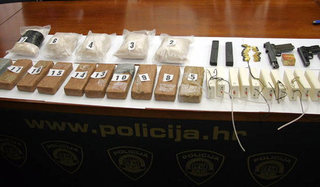 Presica PU Zadarske povodom zapljene 10 kg heroina
Zapljenjeni heroin, dva pistolja 9mm, streljivo, eksploziv s detonatorima na daljinsko detoniranje