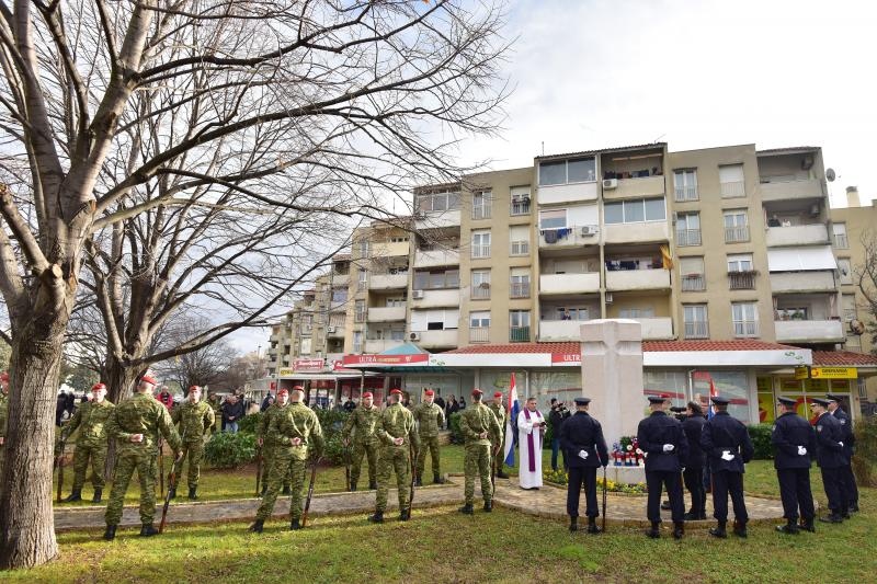 Svecanim postrojavanjem i mimohodom kroz grad postrojbi sudionica obiljezena je 22. obljetnica vojno-redarstvene akcije Maslenica. Photo: Dino Stanin/PIXSELL Svecanim postrojavanjem i mimohodom kroz grad postrojbi sudionica obiljezena je 22. obljetnica vojno-redarstvene akcije Maslenica. Photo: Dino Stanin/PIXSELL