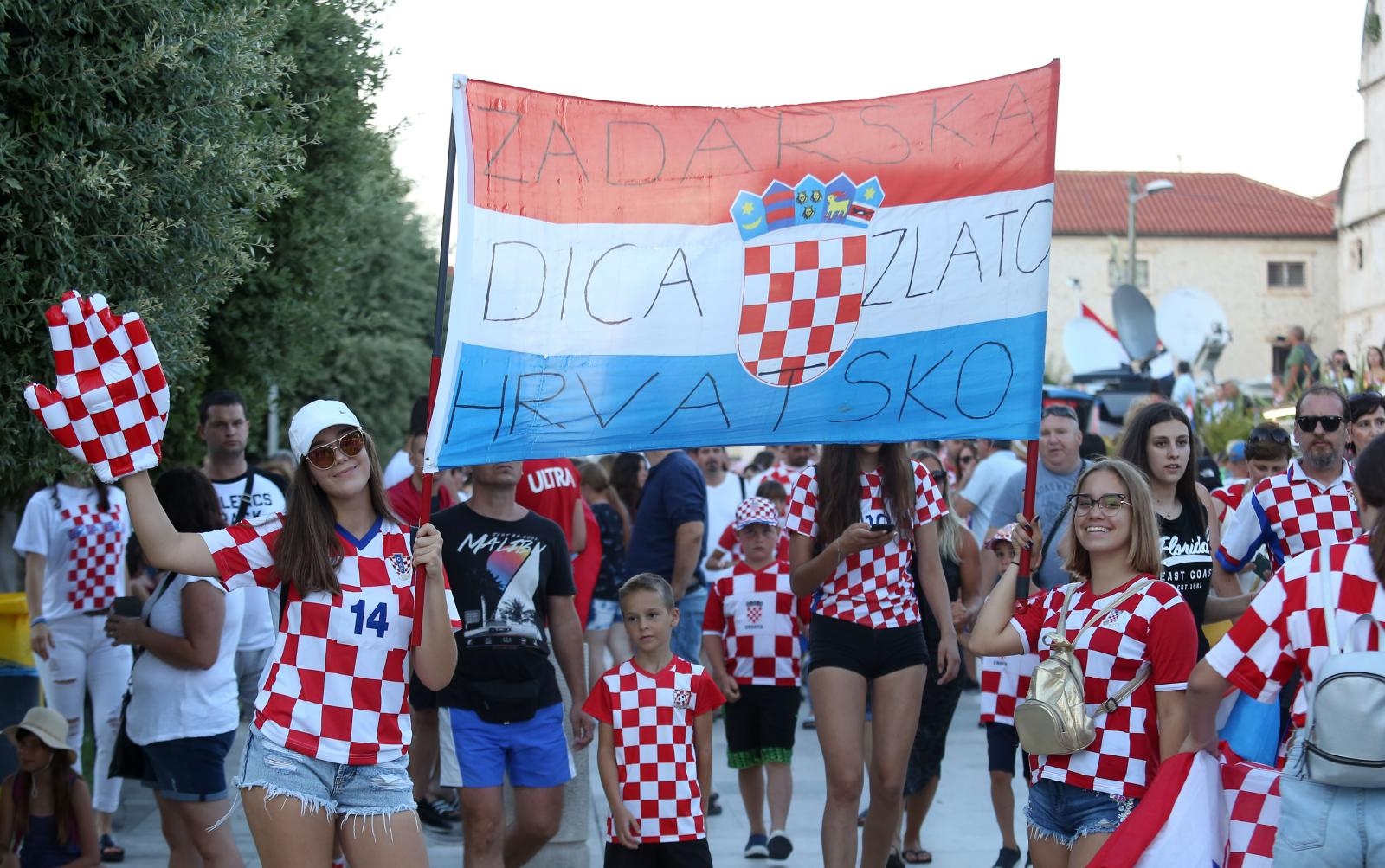 Svečani doček zadarskih Vatrenih: Jedrenjakom Branimir plovili od Gradskog mosta do gata na zadarskoj rivi