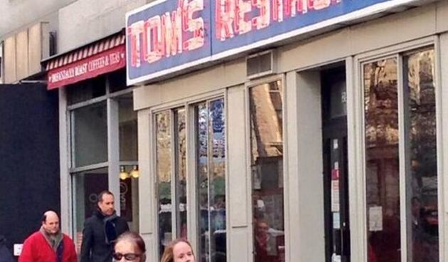 Ekipa “Seinfelda” pred restoranom Tom’s zbunila fanove, twitter foto