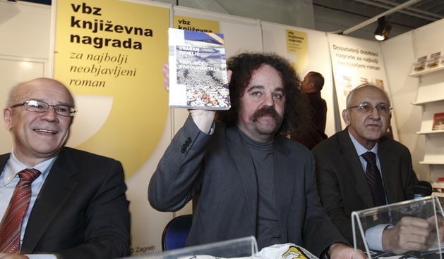 Zagreb, 111109.
Otvorenje – Interliber 32. medjunarodni sajam knjiga i ucila na zagrebackom velesajmu.
Proglasenje pobjednika natjecaja VBZ-a za najbolji neobjavljeni roman – Proljece u Karolinentalu, autor Dragan Pavelic.
Na slici Bosko Zatezalo direktor