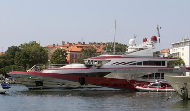 Zadar – Jahta joyMe u vlasnistvu milijunasa Philipa Zeptera dugacka je 50 metara, a trzisna vrijednost joj se procjenjuje na oko 30 milijuna eura. Pored jahte u zadarskoj marini mogli su se vidjeti Philip Zepter i Blaz Buble te djeca od gospodina Philipa