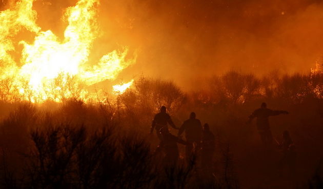 Solin, Rupotina Nincevici, 110312. 
Veceras pod olujnom burom buknio je veliki sumski pozar koji je hara nedaleko od kuca.
Nosen jakom burom pozar se rasirio i prema Klisu, Magistrala Solin Klis je zatvorena za sav promet.
Foto: Zvonimir Barisin / CROPIX