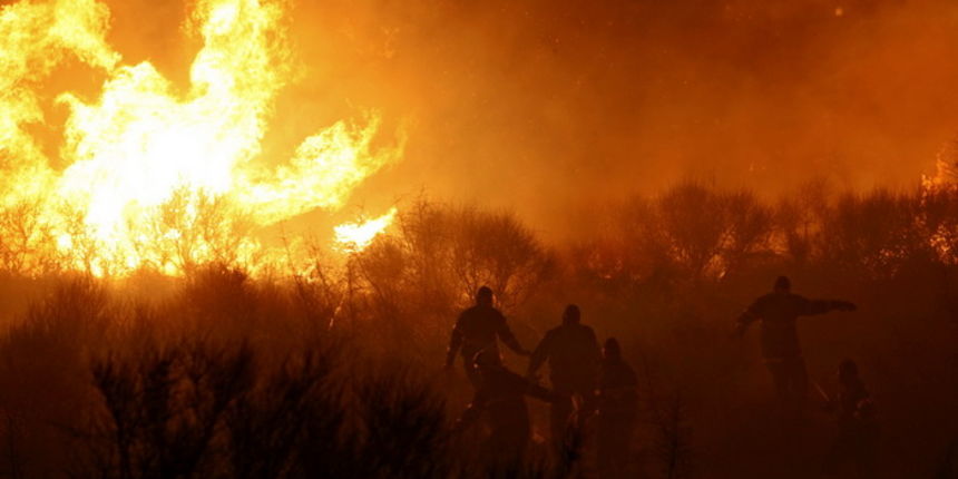 Solin, Rupotina Nincevici, 110312.
Veceras pod olujnom burom buknio je veliki sumski pozar koji je hara nedaleko od kuca.
Nosen jakom burom pozar se rasirio i prema Klisu, Magistrala Solin Klis je zatvorena za sav promet.
Foto: Zvonimir Barisin / CROPIX Solin, Rupotina Nincevici, 110312.
Veceras pod olujnom burom buknio je veliki sumski pozar koji je hara nedaleko od kuca.
Nosen jakom burom pozar se rasirio i prema Klisu, Magistrala Solin Klis je zatvorena za sav promet.
Foto: Zvonimir Barisin / CROPIX