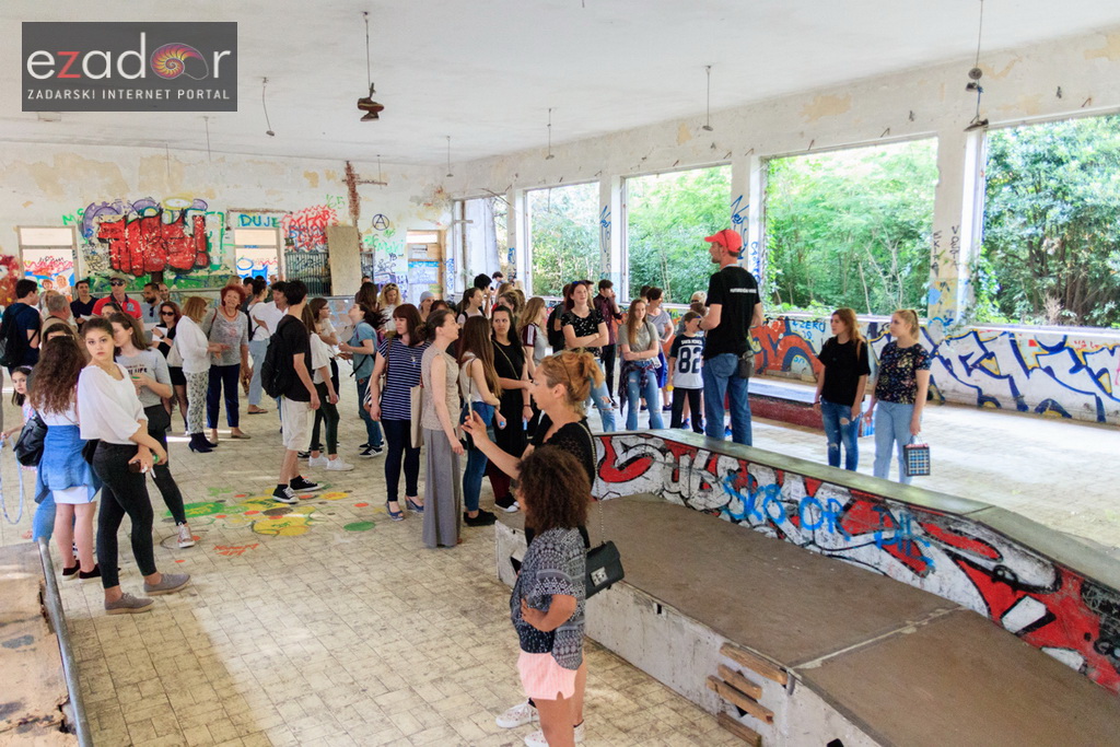 Simboličnim rušenjem zida započeo je urbani festival KvartArt na Voštarnici