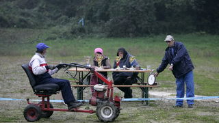 Orahovica, 171010.
Nedaleko od orahovackog jezera na obroncima brda Ruzica grada odrzana je cetvrta po redu utrka motokultivatora i specijalnih vozila koja su izradjena od motora mjesalice za beton i mjenjaca automobila Lada Niva. Namjera organizatora utr