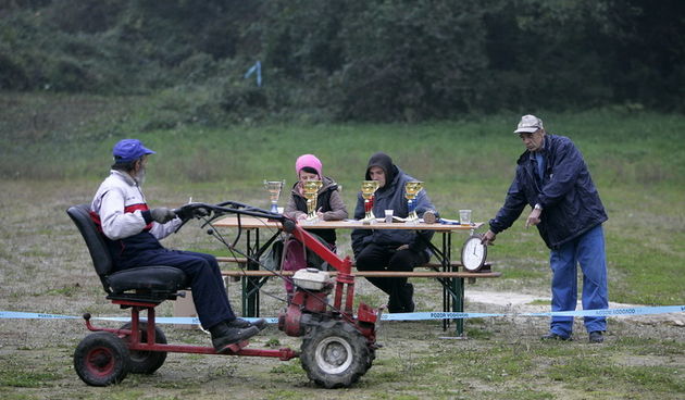 Orahovica, 171010.
Nedaleko od orahovackog jezera na obroncima brda Ruzica grada odrzana je cetvrta po redu utrka motokultivatora i specijalnih vozila koja su izradjena od motora mjesalice za beton i mjenjaca automobila Lada Niva. Namjera organizatora utr