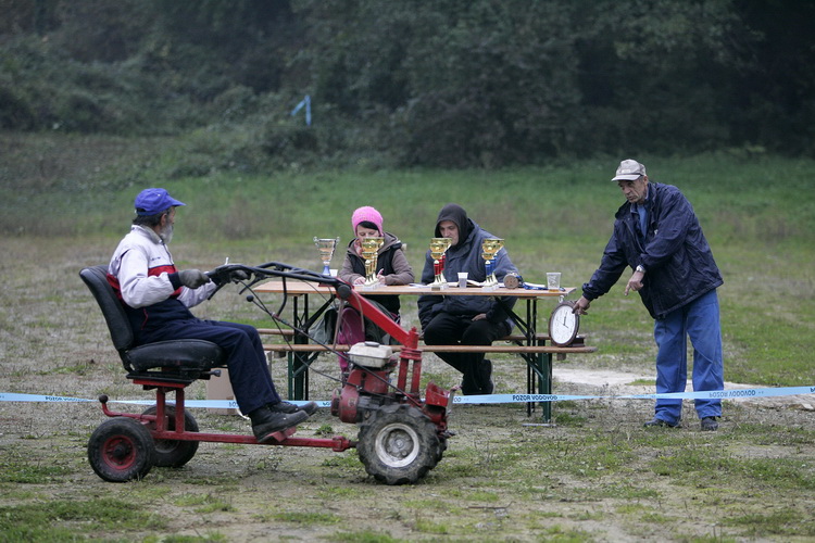 Orahovica, 171010.
Nedaleko od orahovackog jezera na obroncima brda Ruzica grada odrzana je cetvrta po redu utrka motokultivatora i specijalnih vozila koja su izradjena od motora mjesalice za beton i mjenjaca automobila Lada Niva. Namjera organizatora utr
