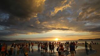 Zadrani i njihovi gosti jučer su mogli svjedociti nevjerojatnom zalasku sunca,
Photo: Filip Brala/PIXSELL Zadrani i njihovi gosti jučer su mogli svjedociti nevjerojatnom zalasku sunca,
Photo: Filip Brala/PIXSELL