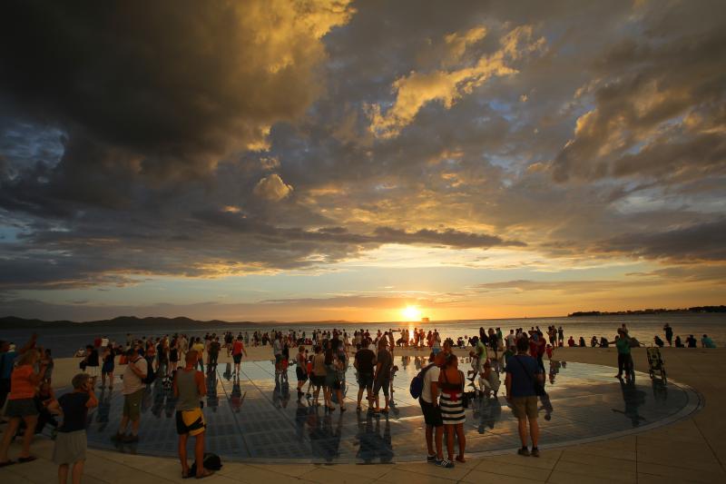 Zadrani i njihovi gosti jučer su mogli svjedociti nevjerojatnom zalasku sunca,
Photo: Filip Brala/PIXSELL Zadrani i njihovi gosti jučer su mogli svjedociti nevjerojatnom zalasku sunca,
Photo: Filip Brala/PIXSELL