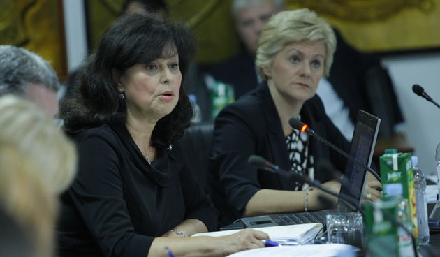 Split, 121012.
Tematska sjednica Gradskog vijeca za spas NK Hajduk.
Gradski vijecnici danas ce izglasat dali ce Hajduk dobiti jamstvo za dva kredita od po 15 milijuna eura.
Na fotografiji: Ljiljana Vucetic procelnica za financije grada Splita.
Foto: Duje