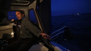 22.12.2013., Zadar – Neobicno toplo vrijeme za prve dane zime dodatni je poticaj za otisnuti se na more i uloviti koju lignju za Badnju vecer. Iako zbog oseke gotovo da nisu mogli isploviti, dva Privlacanca na nedjeljno poslijepodne udaljila su se od ob