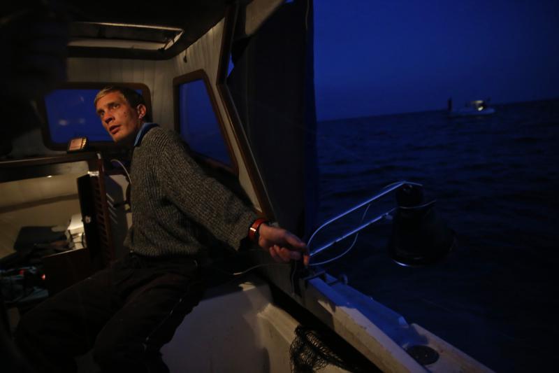 22.12.2013., Zadar – Neobicno toplo vrijeme za prve dane zime dodatni je poticaj za otisnuti se na more i uloviti koju lignju za Badnju vecer. Iako zbog oseke gotovo da nisu mogli isploviti, dva Privlacanca na nedjeljno poslijepodne udaljila su se od ob