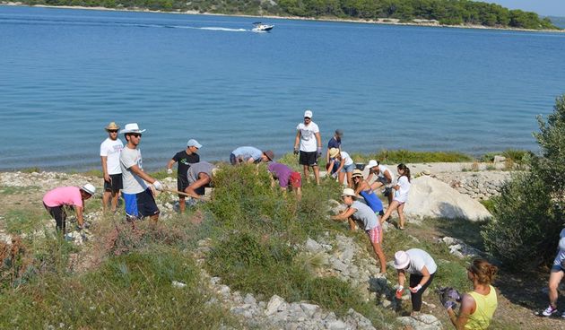 Murter: Volonteri sudjeluju u projektu “Suhozidna extravaganza”