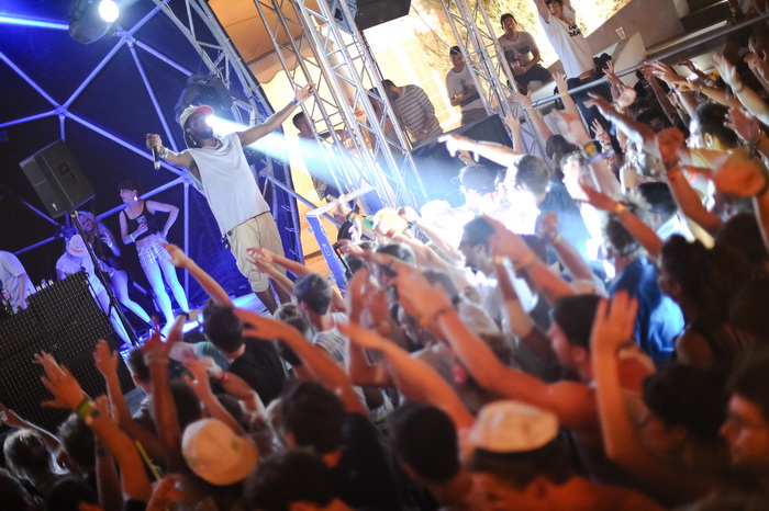 Zrce, 020712,
Nocni zivot na plazi Zrce.
Hideout Festival, do sada bio najposjeceniji dan , s oko otprilike 5000 posjetitelja samo u Aquariusu. Kao zvijezda veceri nastupio je Skrillex , a osim njega nastupali su Skream and Benga, Chase and Status, Sub Fo Zrce, 020712,
Nocni zivot na plazi Zrce.
Hideout Festival, do sada bio najposjeceniji dan , s oko otprilike 5000 posjetitelja samo u Aquariusu. Kao zvijezda veceri nastupio je Skrillex , a osim njega nastupali su Skream and Benga, Chase and Status, Sub Fo