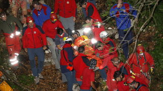 Gracac, 170711.
Speleologu Tomislavu V. (37) koji je s kolegom u nedjelju istrazivao jamu Kita Gacesina kod Gracaca je pozlilo te je pao u, kako se doznaje, dijabeticku komu koja ga je uhvatila u snu. Ostao je lezati na 362 metra dubine. Rijec je o muskar Gracac, 170711.
Speleologu Tomislavu V. (37) koji je s kolegom u nedjelju istrazivao jamu Kita Gacesina kod Gracaca je pozlilo te je pao u, kako se doznaje, dijabeticku komu koja ga je uhvatila u snu. Ostao je lezati na 362 metra dubine. Rijec je o muskar