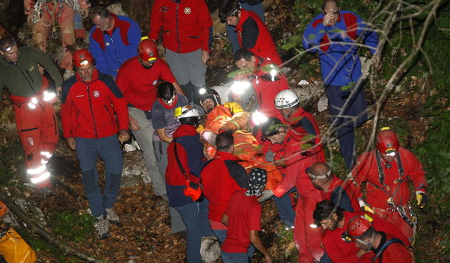 Gracac, 170711.
Speleologu Tomislavu V. (37) koji je s kolegom u nedjelju istrazivao jamu Kita Gacesina kod Gracaca je pozlilo te je pao u, kako se doznaje, dijabeticku komu koja ga je uhvatila u snu. Ostao je lezati na 362 metra dubine. Rijec je o muskar