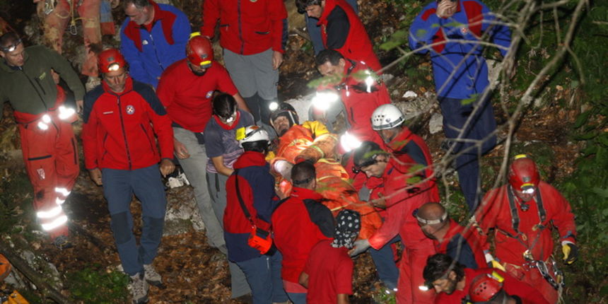 Gracac, 170711.
Speleologu Tomislavu V. (37) koji je s kolegom u nedjelju istrazivao jamu Kita Gacesina kod Gracaca je pozlilo te je pao u, kako se doznaje, dijabeticku komu koja ga je uhvatila u snu. Ostao je lezati na 362 metra dubine. Rijec je o muskar