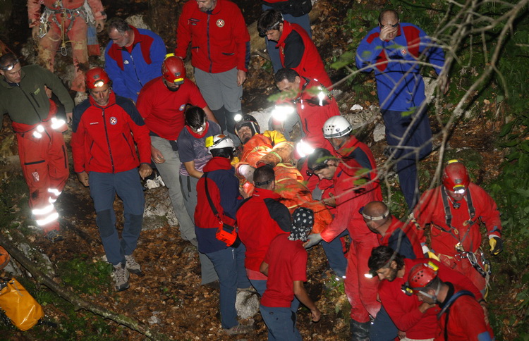 Gracac, 170711.
Speleologu Tomislavu V. (37) koji je s kolegom u nedjelju istrazivao jamu Kita Gacesina kod Gracaca je pozlilo te je pao u, kako se doznaje, dijabeticku komu koja ga je uhvatila u snu. Ostao je lezati na 362 metra dubine. Rijec je o muskar Gracac, 170711.
Speleologu Tomislavu V. (37) koji je s kolegom u nedjelju istrazivao jamu Kita Gacesina kod Gracaca je pozlilo te je pao u, kako se doznaje, dijabeticku komu koja ga je uhvatila u snu. Ostao je lezati na 362 metra dubine. Rijec je o muskar