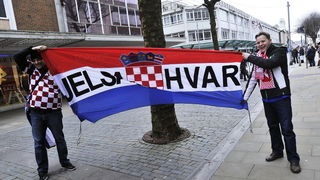 Swansea (Wales), 260313.
Swansea uoci kvalifikacijske utakmice za Svjetsko prvenstvo u Brazilu, 2014. godine, izmedju reprezentacija Walesa i Hrvatske.
Hrvatski navijaci u centru grada, prije vecerasnje nogometne utakmice .
Foto: Boris Kovacev / CROPIX