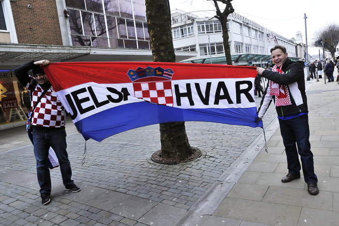 Swansea (Wales), 260313.
Swansea uoci kvalifikacijske utakmice za Svjetsko prvenstvo u Brazilu, 2014. godine, izmedju reprezentacija Walesa i Hrvatske.
Hrvatski navijaci u centru grada, prije vecerasnje nogometne utakmice .
Foto: Boris Kovacev / CROPIX