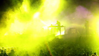 Zrce, 090711.
Na prvom hrvatskom Big Beach partyju na plazi Zrce nastupio je Fatboy Slim pred oko 10 tisuca posjetitelja. Fatboy Slim, DJ za siroke narodne mase. Svo vrijeme dvosatnog nastupa drzao je publiku u visokom ritmu tako da je ona svo vrijeme ple Zrce, 090711.
Na prvom hrvatskom Big Beach partyju na plazi Zrce nastupio je Fatboy Slim pred oko 10 tisuca posjetitelja. Fatboy Slim, DJ za siroke narodne mase. Svo vrijeme dvosatnog nastupa drzao je publiku u visokom ritmu tako da je ona svo vrijeme ple