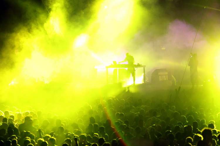 Zrce, 090711.
Na prvom hrvatskom Big Beach partyju na plazi Zrce nastupio je Fatboy Slim pred oko 10 tisuca posjetitelja. Fatboy Slim, DJ za siroke narodne mase. Svo vrijeme dvosatnog nastupa drzao je publiku u visokom ritmu tako da je ona svo vrijeme ple Zrce, 090711.
Na prvom hrvatskom Big Beach partyju na plazi Zrce nastupio je Fatboy Slim pred oko 10 tisuca posjetitelja. Fatboy Slim, DJ za siroke narodne mase. Svo vrijeme dvosatnog nastupa drzao je publiku u visokom ritmu tako da je ona svo vrijeme ple