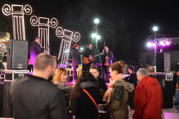Advent u Zadru: Pavel raspjevao i rasplesao Zadrane na Trgu Petra Zoranića. Foto: Iva Perinčić Advent u Zadru: Pavel raspjevao i rasplesao Zadrane na Trgu Petra Zoranića. Foto: Iva Perinčić