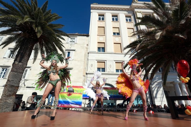 Splitski karneval: Vjenčanje Ave Karabatić i Ivana Pernara na splitskoj rivi