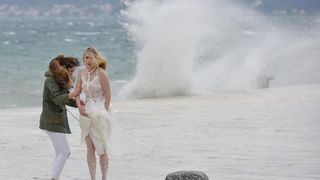 Tijekom snimanja reklamne kampanje valovi doslovno “okupali” manekenku na zadarskoj rivi