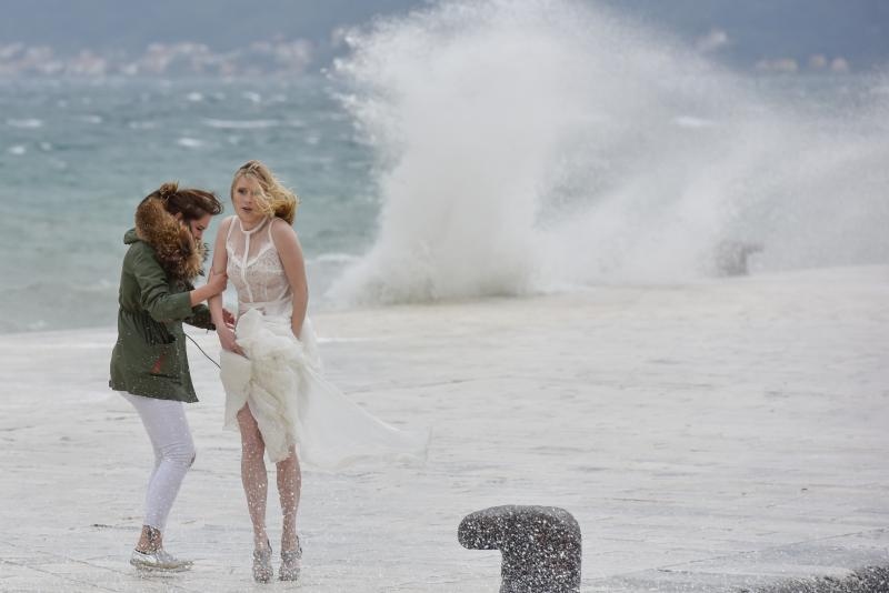 Tijekom snimanja reklamne kampanje valovi doslovno “okupali” manekenku na zadarskoj rivi