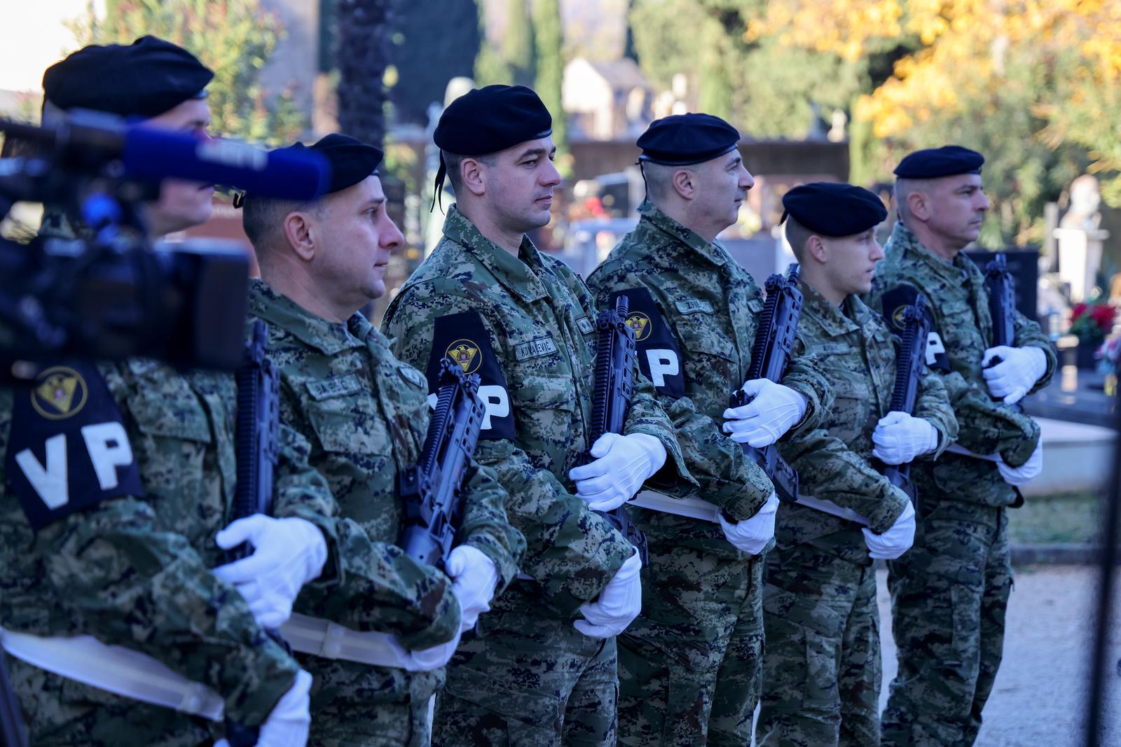 Na Gradskom groblju položeni vijenci povodom obilježavanja 33. obljetnice 72. bojne Vojne policije Na Gradskom groblju položeni vijenci povodom obilježavanja 33. obljetnice 72. bojne Vojne policije