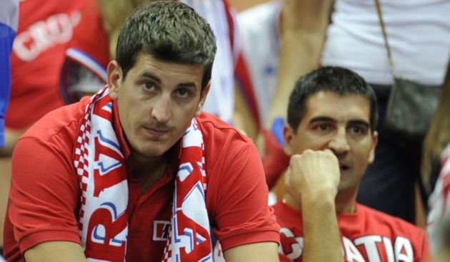 Katowice, 180909.
Dvorana Sport Arena Spodek.
Europsko prvenstvo u kosarci u Poljskoj, cetvrtfinale izmedju Slovenije i Hrvatske.
Na slici: tuga navijaca Hrvatske reprezentacije.
Foto: Drago Sopta  / CROPIX