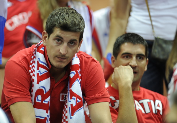 Katowice, 180909.
Dvorana Sport Arena Spodek.
Europsko prvenstvo u kosarci u Poljskoj, cetvrtfinale izmedju Slovenije i Hrvatske.
Na slici: tuga navijaca Hrvatske reprezentacije.
Foto: Drago Sopta  / CROPIX