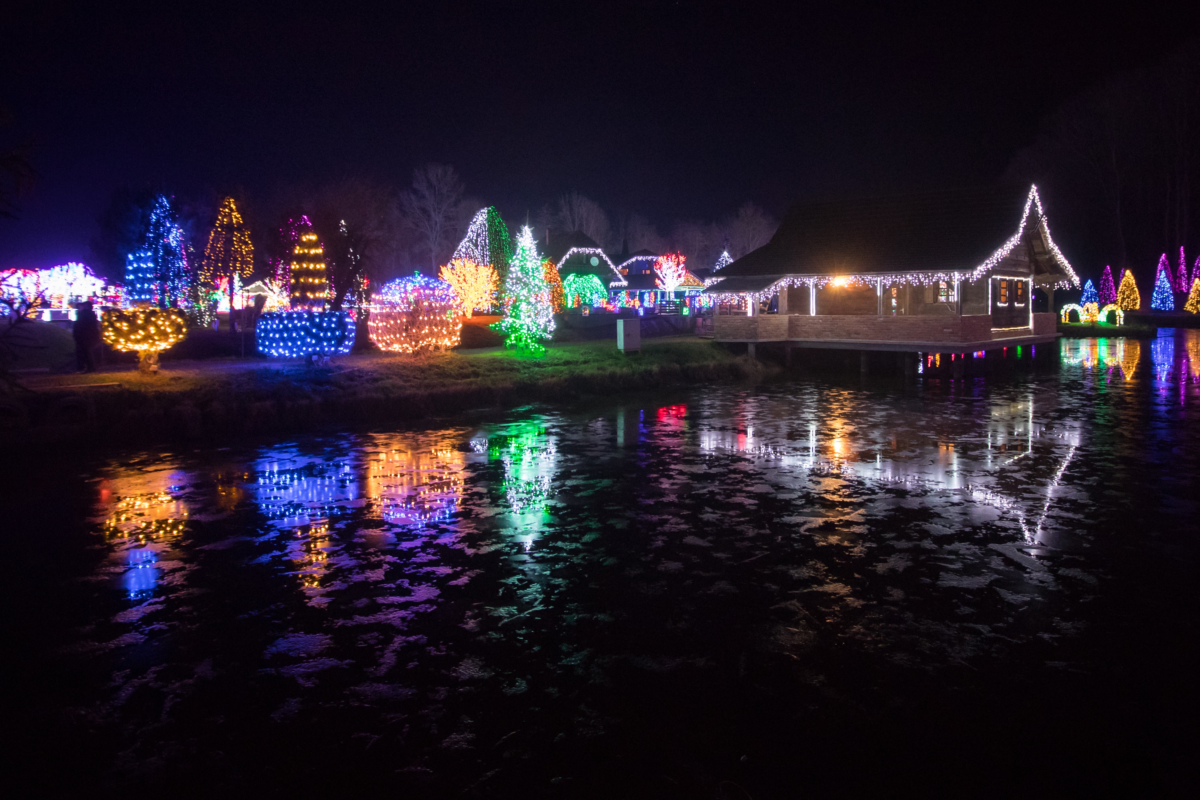 Još raskošnije izdanje: pogledajte kako izgleda Božićna priča obitelji Salaj gdje je ove godine zasjalo rekordnih 2.5 milijuna lampica