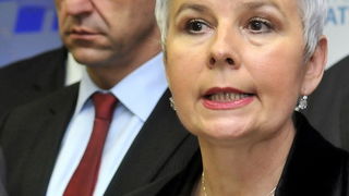 Zagreb, 040110.
Sjediste HDZ-a.
Zbog jucerasnjeg istupanja u javnosti iza ledja premijerki i predsjednici HDZ-a Jadranki Kosor, Ivo Sanader izbacen je iz HDZ-a. 
Na slici: Jadranka Kosor objavljuje ispred predsjednistva stranke da dr Ivo Sanader nije vise