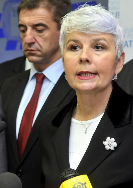 Zagreb, 040110.
Sjediste HDZ-a.
Zbog jucerasnjeg istupanja u javnosti iza ledja premijerki i predsjednici HDZ-a Jadranki Kosor, Ivo Sanader izbacen je iz HDZ-a. 
Na slici: Jadranka Kosor objavljuje ispred predsjednistva stranke da dr Ivo Sanader nije vise