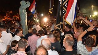 U Dragama otkriven spomenik Miru Barešiću. Photo: Dino Stanin/PIXSELL