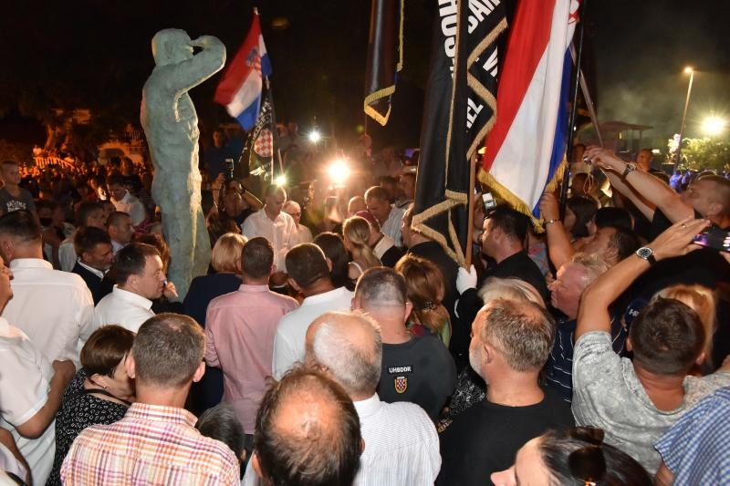 U Dragama otkriven spomenik Miru Barešiću. Photo: Dino Stanin/PIXSELL