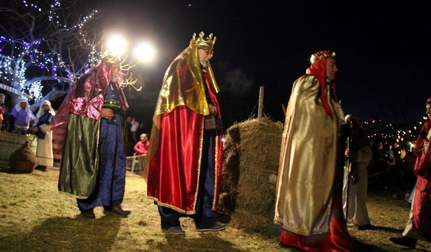 U Diklu kod bunara upriličene žive jaslice
