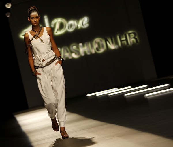 Zagreb, 250909.
U staroj tvornici Zagrepcanka od 24.09.-26.09. odrzava se modna revija Dove Fashion.hr.
Modna revija: Ana Maria Ricov.
Foto: Dragan Matic / Cropix