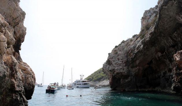 Osim svog poznatog nocnog zivota Hvar nudi i bezbroj aktivnosti i izleta tijekom dana. Jedan od izleta na obliznje otoke Vis i Bisevo. Zelena spilja na otoku Visu. 24.08.2013., Bisevo – Ovaj otok nudi mnostvo ljepota koje vrijedi posjetiti, a jedna od n